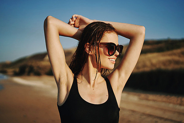 포토 JPG 해외이미지 주간 여자 여유 휴식 한명 상반신 성인 해변 야외 앞모습 아웃포커스 여름휴가 바캉스 선글라스 손들기 성인여자한명만 해외포토 자연요소 1 감정 안경 바다 뷰포인트 컨셉 모션 휴가 촬영기법 사람 여자한명만 성인여자만 파일형식 여름_계절 이미지허브