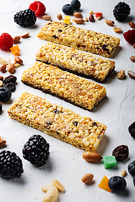 포토 JPG 해외이미지 실내 사람없음 달콤 흰배경 블루베리 산딸기 땅콩 건강식품 블랙베리 에너지바 해외포토 음식 백그라운드 과일 건강 내부 견과류 흰색 맛 파일형식 이미지허브