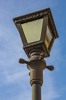 포토 JPG 해외이미지 구름 디자인 공원 백그라운드 가로등 유리 하늘 조명 거리 사람없음 야외 파란색 빛 금속 장비 수확 흰색 등불 램프 도시 그늘 철 오브젝트 복고 타운 옛날 철강 해외포토 자연요소 공공시설 컬러 농업 재질 파일형식 이미지허브