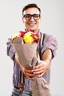 포토 JPG 해외이미지 스튜디오촬영 백인 라이프스타일 기념일 남자 꽃 행복 안경 꽃다발 데이트 청소년 갈색머리 표정 발렌타인데이 사랑 한명 미소 20대 성인 놀람 기쁨 축하 잡기 생일 유머 괴짜 유혹 다발 멜빵 주기 긍정 보여주기 구식 멍청이 특별함 성인남자만 카피스페이스 해외포토 서양인 식물 1 헤어스타일 잡화 감정 컨셉 모션 데이이벤트 실내 사람 이벤트 청년 생활 공백 남자만 성인만 파일형식 이미지허브