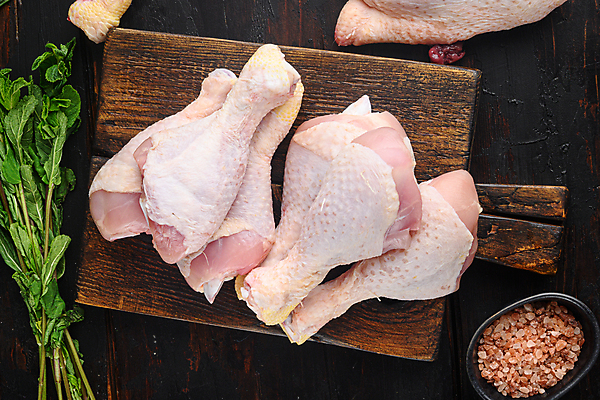 포토 JPG 해외이미지 그릇 채소 실내 사람없음 하이앵글 닭고기 신선 날것 소금 닭다리 나무도마 나무배경 해외포토 식기 뷰포인트 백그라운드 도마 육류 내부 목재 파일형식 이미지허브