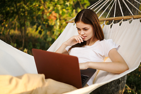 포토 JPG 해외이미지 주간 나무 응시 여자 자연 한명 상반신 성인 야외 앞모습 옆모습 아웃포커스 노트북 눕기 턱괴기 해먹 성인여자한명만 해외포토 자연요소 식물 1 시선 뷰포인트 모션 촬영기법 사람 전자제품 침대 생태계 여자한명만 성인여자만 파일형식 이미지허브