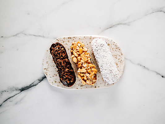 포토 JPG 해외이미지 디저트 사람없음 견과류 달콤 흰배경 땅콩 대리석 코코넛 에클레어 플랫레이 해외포토 음식 백그라운드 과일 재료 흰색 플랫 맛 파일형식 이미지허브