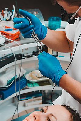 포토 JPG 해외이미지 장갑 프레임 치과 병원 집게 한명 사람 치료 약 건강관리 장비 환자 흰색 기구 입 치아 댐 치과의사 합성 시트 고무 외과 우표 순서 돌봄 썩음 위생관리 잇몸 전후 실종 해외포토 1 잡화 공공시설 컬러 신체 의학 모션 건강 관리 신체부위 의사 소화기관 비교 사건 파일형식 이미지허브