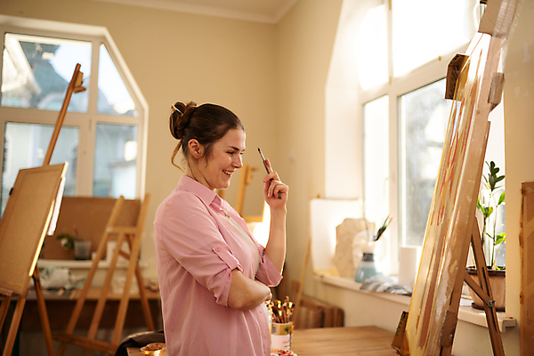 포토 JPG 해외이미지 백인 응시 여자 실내 한명 미소 들기 상반신 성인 옆모습 이젤 예술가 성인여자한명만 해외포토 서양인 1 시선 뷰포인트 모션 표정 사람 내부 미술도구 여자한명만 성인여자만 파일형식 이미지허브