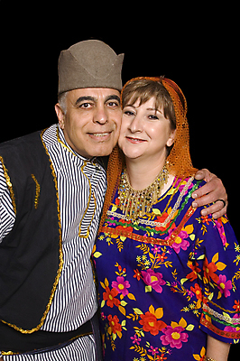 포토 JPG 해외이미지 모자 전통 드레스 여자 남자 행복 결혼 오렌지 목걸이 남편 미소 두명 빨간색 초록색 파란색 컬러풀 갈색 노란색 보라색 검은색 흰색 아내 황금 이슬람교 실크 머리장식 이란 해외포토 레이스천 잡화 옷 감정 종교 컬러 과일 중동 장신구 표정 사람 이벤트 장식 직물 파일형식 이미지허브