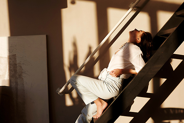 포토 JPG 해외이미지 라이프스타일 외관 여자 생각 맨발 휴식 실내 그림자 미술 한명 옆모습 가로 햇빛 유행 평화 계단 어둠 화목 침묵 추위 작업실 우아함 소프트포커스 그림 단아함 혼자 스타일 해외포토 1 뷰포인트 컨셉 발 문화예술 촬영기법 사람 내부 생활 태양 소리 파일형식 이미지허브