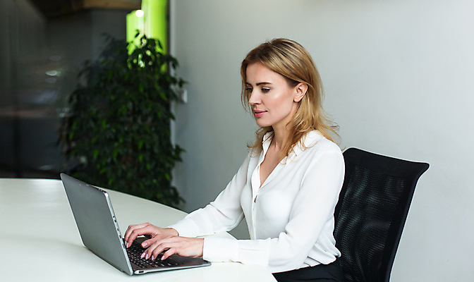 포토 JPG 해외이미지 모델 직업 1 응시 여자 행복 인터넷 비즈니스 탁자 성공 노동자 직장 미소 사람 앉기 정장 성인 두명 컴퓨터 금발 사무실 뷰티 공책 흰색 기록 업무 작업 비즈니스우먼 자신감 종업원 책상 만족 경영 스타일 표현성 해외포토 헤어스타일 시선 옷 감정 컬러 가구 컨셉 회사 모션 문구용품 표정 전자제품 직장인 파일형식 이미지허브