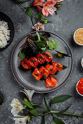 포토 JPG 해외이미지 전통 접시 백그라운드 밥 사람없음 초록색 일본 식사 저녁식사 초밥 흰색 용 신선 해조류 해산물 날것 롤 연어 아보카도 대두 해외포토 식기 아시아 음식 컬러 과일 어류 해양식물 일본음식 파일형식 이미지허브