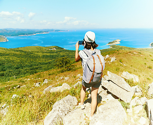 포토 JPG 해외이미지 백인 1 라이프스타일 여자 바다 여행 배낭 자연 모바일 한명 사람 성인 야외 물 파란색 스마트폰 뷰티 여행객 카메라 환경 산책 하이킹 잡기 전화기 하이커 해외포토 자연요소 서양인 컬러 가방 모션 레저 휴식 생활 전자제품 핸드폰 스마트기기 생태계 파일형식 이미지허브