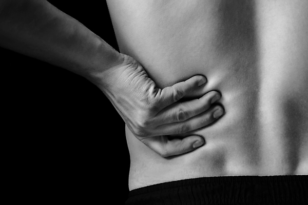 포토 JPG 해외이미지 백인 남자 검은배경 흑백 실내 한명 상반신 성인 뒷모습 고통 잡기 허리통증 성인남자한명만 해외포토 서양인 1 감정 뷰포인트 백그라운드 모션 촬영기법 사람 내부 검은색 남자한명만 성인남자만 파일형식 이미지허브