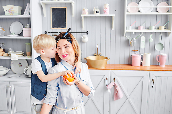 포토 JPG 해외이미지 백인 라이프스타일 응시 남자 행복 아들 음료 어린이 2 가족 탁자 엄마 아침 주택 함께함 실내 건강 사랑 미소 앉기 소년 성인 내부 두명 주방 식사 우유 흰색 붓기 아침식사 자르기 시리얼 먹기 점심식사 해외포토 주간 서양인 시선 감정 음식 컬러 가구 컨셉 관계 모션 유제품 표정 사람 건물 생활 파일형식 이미지허브