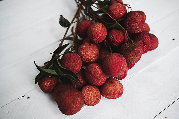 포토 JPG 해외이미지 잎 과일 자연 탁자 사람없음 가로 빨간색 하이앵글 컬러풀 바구니 그룹 해외포토 식물 뷰포인트 컬러 가구 생태계 파일형식 이미지허브