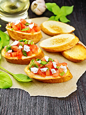 포토 JPG 해외이미지 종이 문화 음식 빵 조각 다이어트 토마토 채소 탁자 치즈 실내 샌드위치 건강 마늘 요리 사람없음 목재 빨간색 세로 식사 이탈리아 시골 신선 애피타이저 기름 바게트 만취 먹기 허브 향신료 상쾌 부드러움 시금치 바질 점심식사 모짜렐라치즈 브루스케타 양피지 짠맛 채식주의자 페타치즈 해외포토 나무 식물 감정 유럽 컬러 가구 재료 모션 유제품 내부 감각 맛 채식 술취함 향미료 파일형식 이미지허브