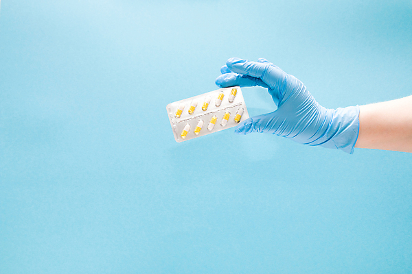 포토 JPG 해외이미지 손 여자 장갑 백그라운드 컨셉 건강 병원 사람없음 치료 파란색 알약 약 건강관리 고통 간호사 의사 흰색 잡기 보호 질병 약국 처방 고무 외과 테라피 조제 돌봄 라텍스 복용 치료제 헬프 항생제 해외포토 잡화 감정 컬러 의학 모션 관리 사람 신체부위 뷰티 의료진 도움 만들기 파일형식 이미지허브