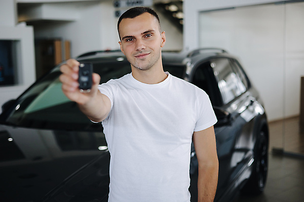 포토 JPG 해외이미지 백인 커플 응시 여자 남자 행복 산업 비즈니스 가족 교통시설 자동차 열쇠 새로움 실내 한명 미소 사람 정장 성인 판매 세일 상점 운전 자신감 구매 고객 서비스 무역 딜러 보여주기 소매 주인 판매원 보험 대여 자동 해외포토 서양인 직업 1 시선 옷 감정 육상교통 교통 컨셉 관계 모션 표정 내부 쇼핑 시설 파일형식 이미지허브