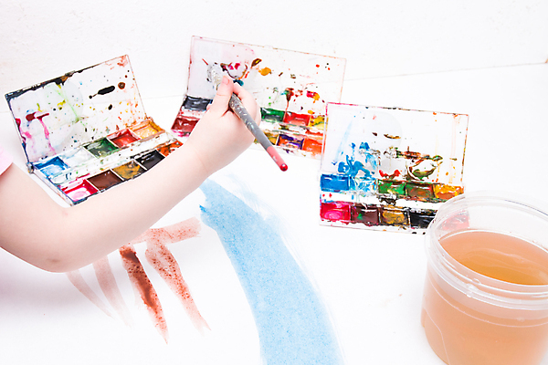 포토 JPG 해외이미지 손 들기 신체부위 물감 붓 그리기 팔레트 물통 해외포토 모션 사람 미술도구 파일형식 이미지허브