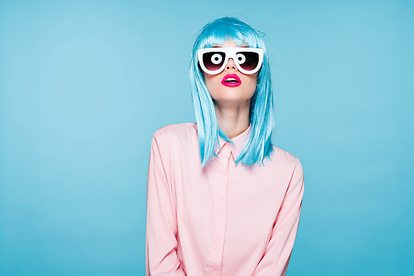 포토 JPG 해외이미지 여자 하늘색 한명 상반신 성인 앞모습 선글라스 가발 성인여자한명만 힙스터 해외포토 1 패션 안경 뷰포인트 사람 파란색 여자한명만 성인여자만 파일형식 이미지허브