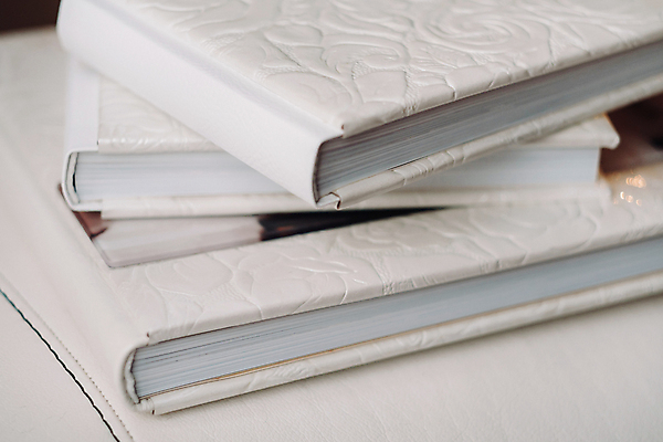 포토 JPG 해외이미지 실내 사람없음 책 쌓기 흰색 앨범 오브젝트 해외포토 컬러 모션 내부 파일형식 이미지허브