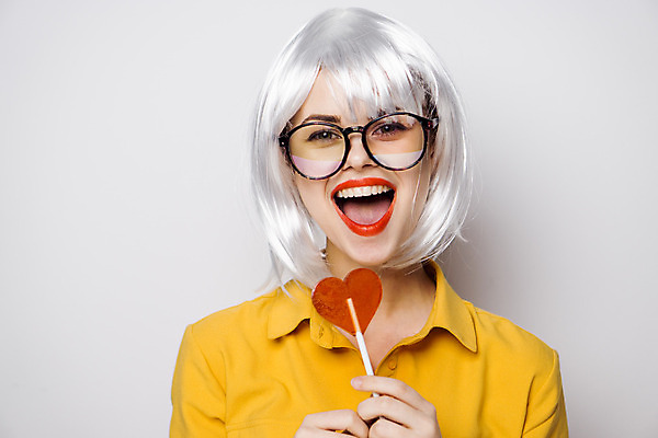 포토 JPG 해외이미지 여자 막대사탕 한명 웃음 들기 상반신 성인 앞모습 기쁨 하트 은색 가발 성인여자한명만 안경낌 힙스터 해외포토 모양 1 패션 감정 안경 뷰포인트 컬러 모션 표정 사탕 사람 여자한명만 성인여자만 파일형식 이미지허브