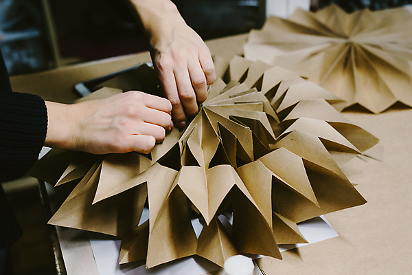 포토 JPG 해외이미지 백인 라이프스타일 손 여자 별 컨셉 크리스마스 겨울 탁자 휴가 새해 관리 창조 사람 취미 사람없음 목재 장식 빛 눈송이 작업실 상품 자르기 스웨터 종이접기 DIY 명령 방법 접기 접착제 핸드메이드 해외포토 자연요소 서양인 나무 계절 기념일 종이 가구 상의 재료 모션 눈_날씨 생활 신체부위 풀_접착제 파일형식 이미지허브