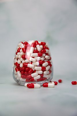 포토 JPG 해외이미지 백그라운드 컨셉 다이어트 포장 유리 건강 사람없음 치료 빨간색 알약 약 우주 흰색 투명 질병 상품 약국 먹기 간 처방 패키지 테라피 중독 조제 내추럴 보충 고립 돌봄 오메가 항생제 카피스페이스 해외포토 컬러 의학 모션 재질 뷰티 공백 장기_의학 만들기 파일형식 이미지허브
