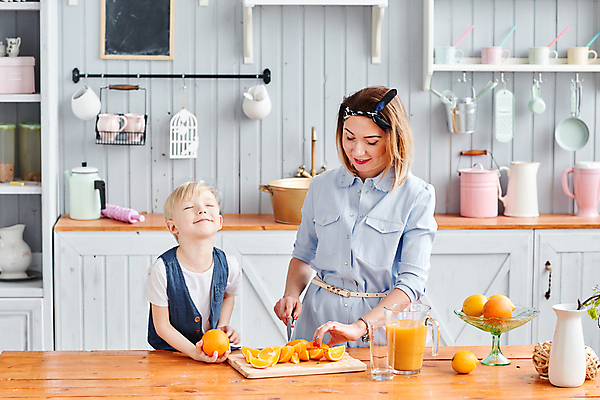 포토 JPG 해외이미지 백인 라이프스타일 응시 남자 행복 아들 음료 어린이 2 가족 탁자 엄마 아침 주택 함께함 실내 건강 사랑 미소 앉기 소년 성인 내부 두명 주방 식사 우유 흰색 붓기 아침식사 자르기 시리얼 먹기 점심식사 해외포토 주간 서양인 시선 감정 음식 컬러 가구 컨셉 관계 모션 유제품 표정 사람 건물 생활 파일형식 이미지허브