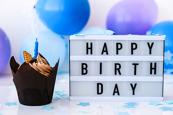 포토 JPG 해외이미지 실내 사람없음 생일 컵케이크 흰배경 생일축하 풍선 라이트박스 해피버스데이 해외포토 기념일 백그라운드 내부 케이크 흰색 축하 파일형식 이미지허브