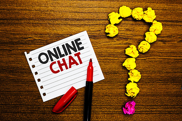 포토 JPG 해외이미지 영어 종이 실내 사람없음 물음표 사인펜 온라인 종이뭉치 채팅 나무배경 해외포토 문자 기호 백그라운드 내부 펜 뭉치 파일형식 이미지허브