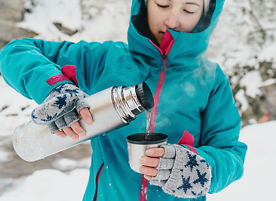 포토 JPG 해외이미지 백인 1 여자 여행 겨울 자연 한명 사람 성인 야외 컵 여행객 추위 붓기 모험가 하이커 해외포토 서양인 식기 계절 모션 생태계 파일형식 이미지허브