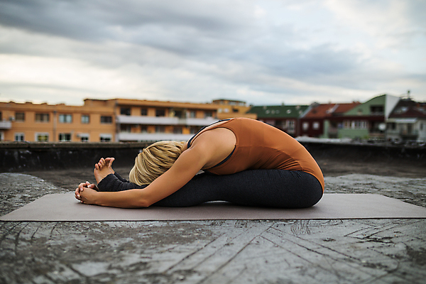 포토 JPG 해외이미지 백인 웰빙 여자 행복 스포츠 포즈 요가 하늘 지붕 휴식 건강 한명 성인 야외 가로 도시풍경 금발 운동 스트레칭 힘 자유 도시 영혼 유연 집중 명상 근육질 체조 보여주기 바디케어 정신건강 해외포토 서양인 1 헤어스타일 감정 컨셉 모션 근육 사람 풍경 몸매 파일형식 이미지허브