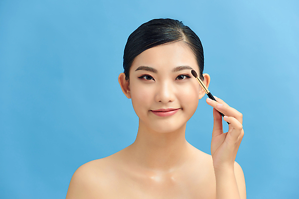 포토 JPG 해외이미지 여자 하늘색 실내 한명 들기 동양인 상반신 성인 앞모습 화장 뷰티 메이크업브러쉬 성인여자한명만 해외포토 1 뷰포인트 모션 사람 인종 내부 파란색 붓 여자한명만 성인여자만 파일형식 이미지허브