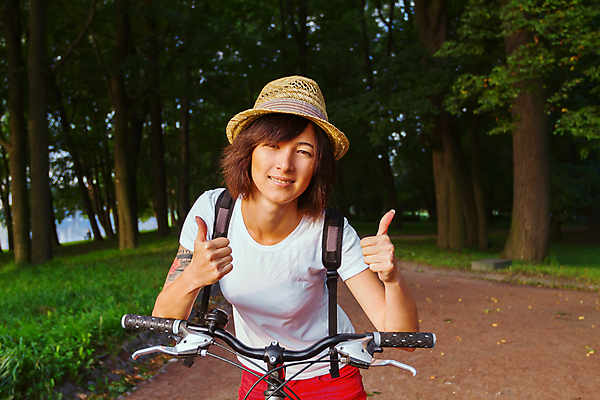 포토 JPG 해외이미지 나무 백인 1 라이프스타일 손 응시 공원 여자 행복 컨셉 배낭 손가락 자연 성공 휴식 건강 한명 서기 사람 손짓 성인 야외 초록색 유행 자전거 엄지손가락 최고 오솔길 문신 심볼 사인 만족 스타일 힙스터 해외포토 서양인 식물 시선 공공시설 패션 감정 길 컬러 가방 모션 생활 신체부위 바이크 생태계 파일형식 이미지허브