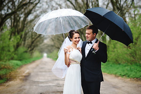 포토 JPG 해외이미지 식물 공원 여자 남자 행복 웨딩드레스 결혼 우산 신혼부부 안기 면사포 들기 정장 상반신 성인 두명 옆모습 마주보기 기쁨 산책로 비 성인만 해외포토 자연요소 부부 드레스 옷 공공시설 감정 길 뷰포인트 모션 날씨 사람 이벤트 신혼 결혼소품 파일형식 이미지허브