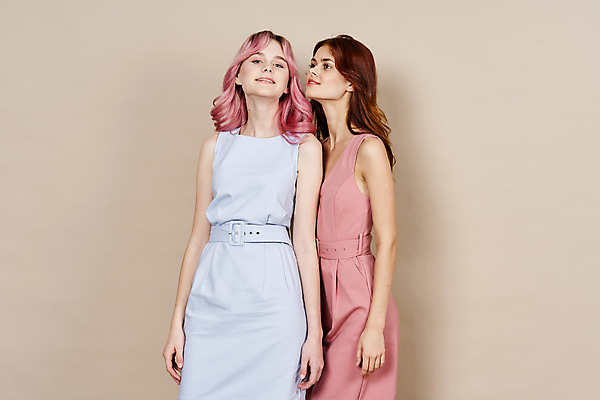 포토 JPG 해외이미지 백인 모델 응시 여자 패션 포즈 실내 미소 상반신 성인 두명 앞모습 옆모습 친구 성인여자만 베이지색배경 해외포토 서양인 시선 뷰포인트 백그라운드 관계 표정 사람 내부 베이지색 여자만 성인만 파일형식 이미지허브