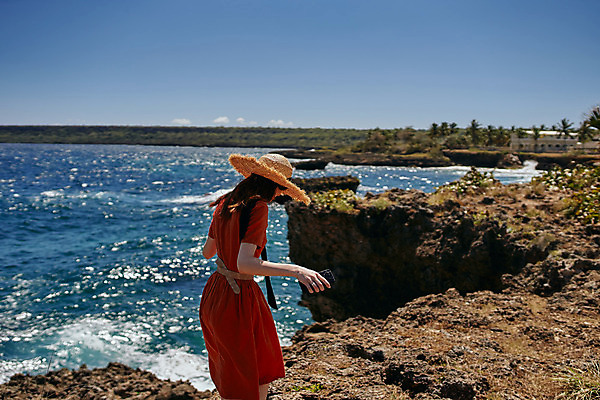 포토 JPG 해외이미지 주간 원피스 여자 여유 바다 휴식 한명 상반신 성인 야외 뒷모습 여름 여름휴가 바캉스 절벽 밀짚모자 성인여자한명만 내려보기 해외포토 자연요소 모자_잡화 1 옷 계절 감정 뷰포인트 컨셉 모션 휴가 사람 여자한명만 성인여자만 파일형식 여름_계절 이미지허브