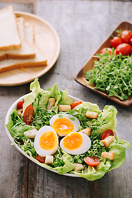 포토 JPG 해외이미지 방울토마토 실내 사람없음 샐러드 식빵 삶은계란 건강식 다이어트음식 나무접시 저칼로리식단 크루통 나무배경 해외포토 접시 음식 빵 백그라운드 다이어트 토마토 내부 계란 계란요리 식단 저칼로리 파일형식 이미지허브