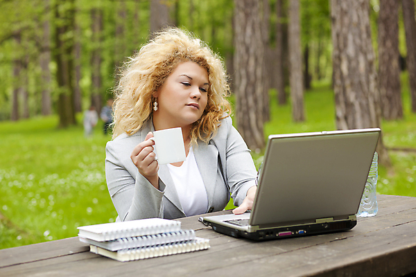 포토 JPG 해외이미지 나무 학생 라이프스타일 공원 여자 컨셉 비즈니스 사업가 자연 탁자 건강 한명 사람 정장 야외 초록색 노트북 학습 컴퓨터 사무실 환경 기쁨 머그컵 타이핑 업무 작업 시트 내추럴 해외포토 식물 직업 1 옷 공공시설 교육 감정 컬러 가구 생활 컵 전자제품 생태계 파일형식 이미지허브