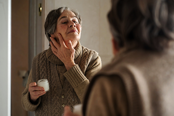 포토 JPG 해외이미지 백인 라이프스타일 손 웰빙 여자 얼굴 휴식 건강 가면 미소 사람없음 치료 수건 뷰티 상점 스파 화장품 거울 터치 흰색 잡기 주름 씻기 은퇴 피부 크림 점토 비타민 돌봄 리프팅 수분크림 옛날 조이기 신청 해외포토 서양인 컬러 컨셉 의학 모션 표정 사람 생활 신체부위 위생용품 청결 영양소 파일형식 이미지허브