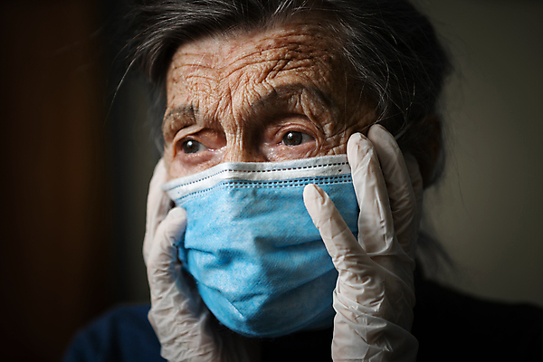 포토 JPG 해외이미지 응시 여자 노년 얼굴 장갑 주택 실내 건강 가면 마스크 한명 안전 고통 환자 백발 흰색 행운 주름 수비 바이러스 고독 보호 질병 무서움 은퇴 감염 라텍스 심각 옛날 지원 헬프 혼자 해외포토 1 헤어스타일 시선 잡화 감정 컬러 컨셉 의학 모션 사람 성인 내부 건물 신체부위 도움 파일형식 이미지허브