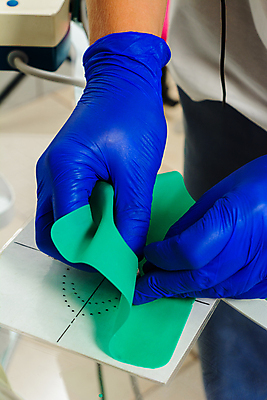 포토 JPG 해외이미지 직업 장갑 무늬 치과 병원 집게 성인 사람없음 치료 약 장비 환자 기구 공구 대접 업무 입 수술 치아 댐 치과의사 시트 고무 우표 순서 라텍스 치통 하드웨어 해외포토 잡화 공공시설 의학 사람 신체부위 컴퓨터 의사 도구 작업 소화기관 질병 파일형식 이미지허브