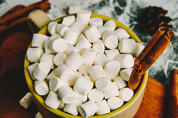 포토 JPG 해외이미지 근접촬영 사람없음 컵 담기 솔방울 마시멜로우 시나몬 시나몬스틱 해외포토 식기 뷰포인트 모션 디저트 파일형식 이미지허브