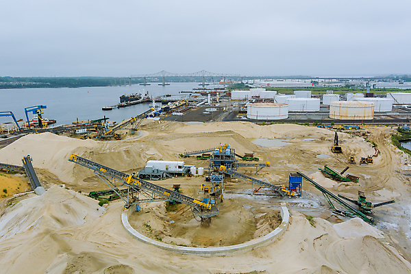 포토 JPG 해외이미지 주간 하늘 사람없음 야외 강 건설현장 트럭 기중기 해외포토 자연요소 자동차 건설업 중장비 파일형식 이미지허브