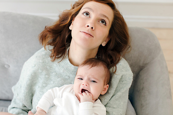 포토 JPG 해외이미지 여자 행복 어린이 포옹 엄마 휴식 친절 주택 실내 사랑 안전 앉기 두명 가로 평화 임산부 기쁨 육아 전원 아기 신생아 잡기 보호 간호 돌봄 천진난만 해외포토 감정 컨셉 가족 안기 모션 사람 내부 건물 임신 전기에너지 파일형식 이미지허브