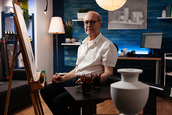 포토 JPG 해외이미지 백인 응시 할아버지 노년 남자 실내 한명 미소 들기 앉기 상반신 옆모습 도자기 그리기 이젤 노인남자한명만 해외포토 서양인 1 시선 뷰포인트 모션 표정 사람 성인 내부 미술도구 남자한명만 노인남자만 파일형식 이미지허브