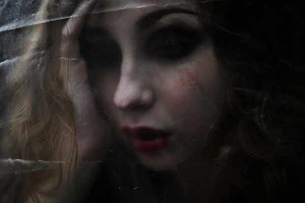 포토 JPG 해외이미지 백인 여자 컨셉 상상 한명 사람 상반신 세로 컬러풀 뷰티 유행 투명 화려 고독 보호 신비 무서움 플라스틱 사회이슈 미녀 환경보전 개성 특별함 여자만 여자한명만 해외포토 서양인 1 감정 컬러 재질 미인 파일형식 이미지허브