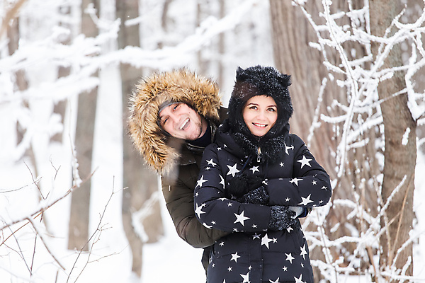 포토 JPG 해외이미지 주간 커플 여자 남자 겨울 미소 웃음 상반신 성인 야외 두명 앞모습 아웃포커스 눈 숲속 즐거움 백허그 성인만 해외포토 자연요소 계절 감정 뷰포인트 관계 포옹 날씨 촬영기법 표정 사람 숲 파일형식 이미지허브