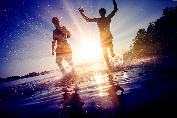 포토 JPG 해외이미지 주간 전신 남자 실루엣 바다 함께함 성인 야외 두명 여름 친구 여름휴가 바캉스 달리기 햇빛 우정 즐거움 성인남자만 해외포토 자연요소 계절 감정 컨셉 관계 모션 휴가 촬영기법 사람 태양 남자만 성인만 파일형식 여름_계절 이미지허브