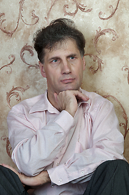 포토 JPG 해외이미지 1 학생 라이프스타일 남자 행복 얼굴 셔츠 베개 휴식 주택 실내 한명 미소 사람 성인 스터디 소파 침실 꿈 방 침대 어깨 유일 해외포토 감정 가구 컨셉 상의 의자 침구 표정 내부 건물 생활 신체부위 학습 파일형식 이미지허브