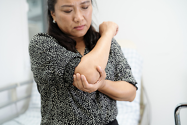 포토 JPG 해외이미지 백인 응시 여자 실내 한명 앉기 상반신 성인 앞모습 아웃포커스 고통 잡기 팔꿈치 성인여자한명만 해외포토 서양인 1 시선 감정 뷰포인트 모션 촬영기법 사람 내부 신체부위 팔 여자한명만 성인여자만 파일형식 이미지허브